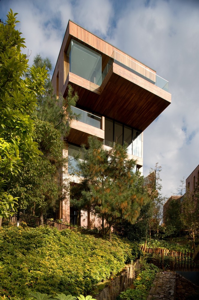 Innhouse Eco Hotel / Oval Partnership