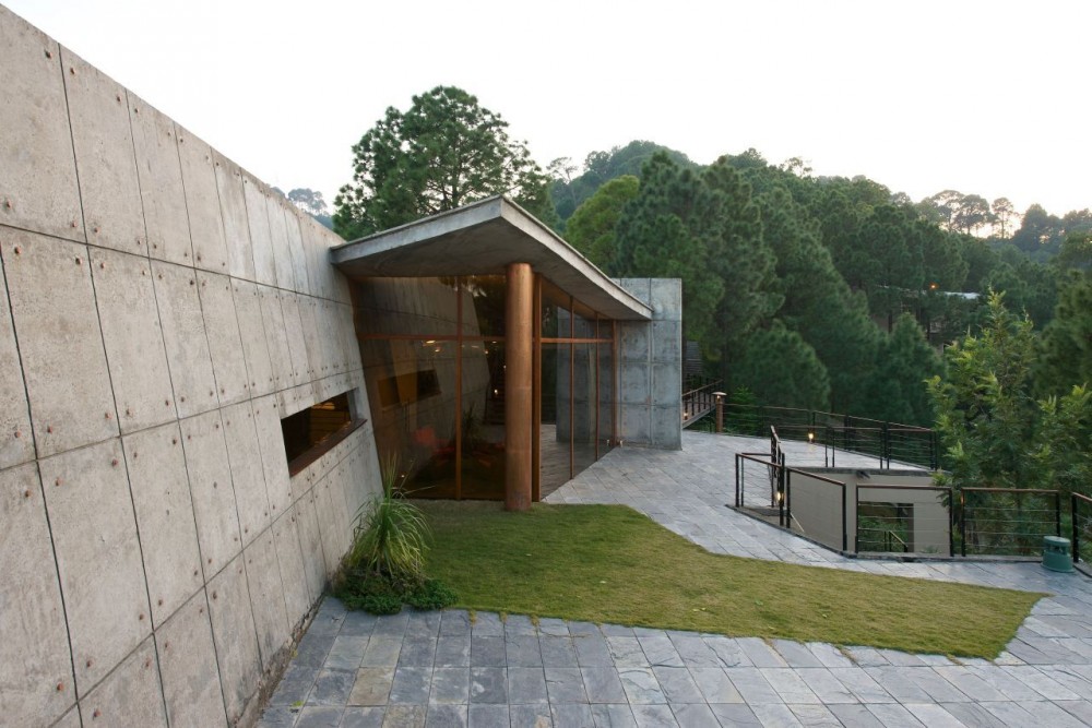 House in the Himalayas / Rajiv Saini