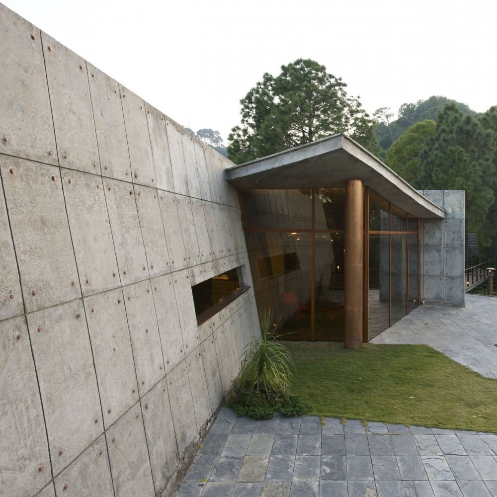 House in the Himalayas / Rajiv Saini