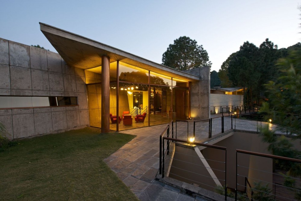 House in the Himalayas / Rajiv Saini