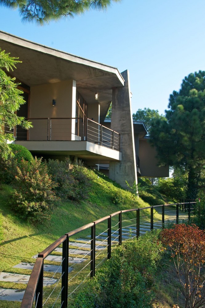 House in the Himalayas / Rajiv Saini