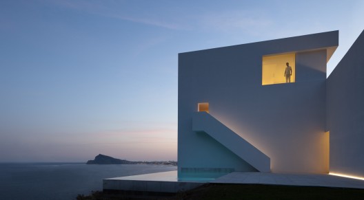 Casa En Un Acantilado / Fran Silvestre Arquitectos