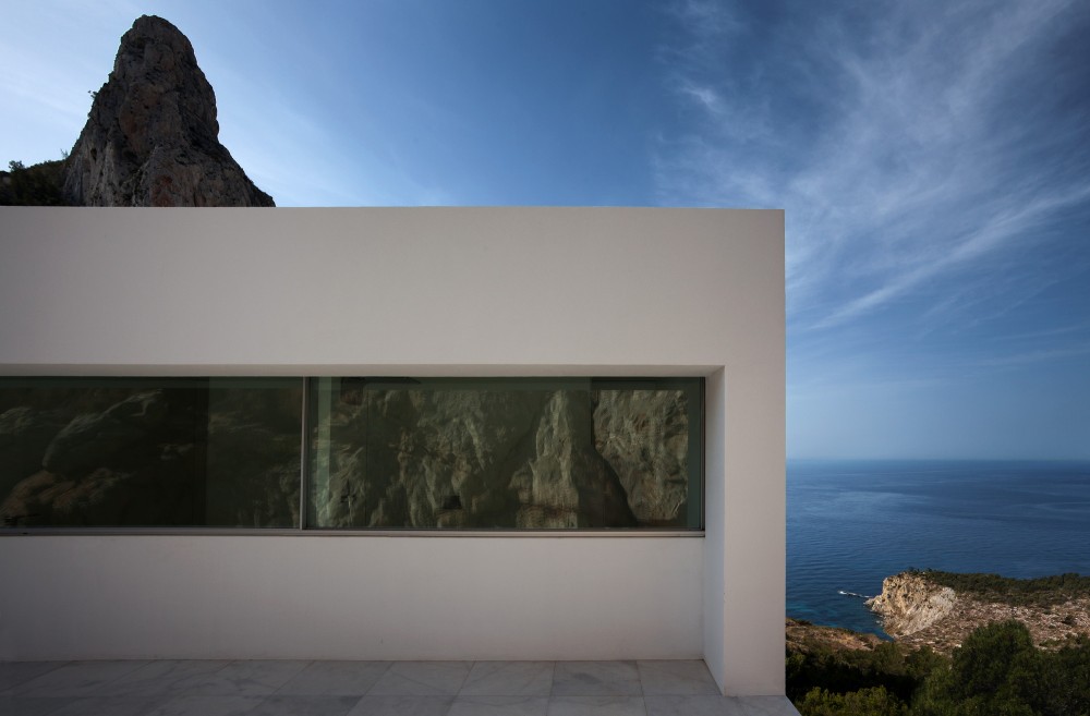 House on the Cliff / Fran Silvestre Arquitectos