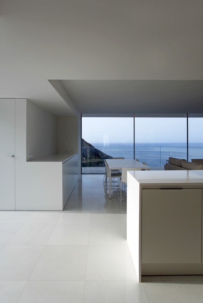 House on the Cliff / Fran Silvestre Arquitectos