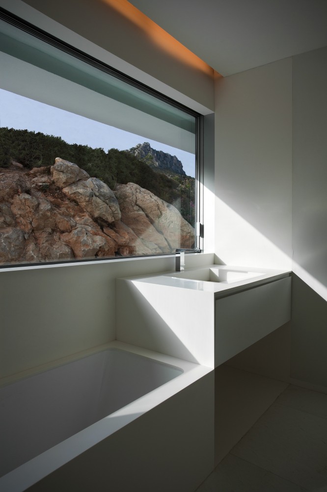 House on the Cliff / Fran Silvestre Arquitectos
