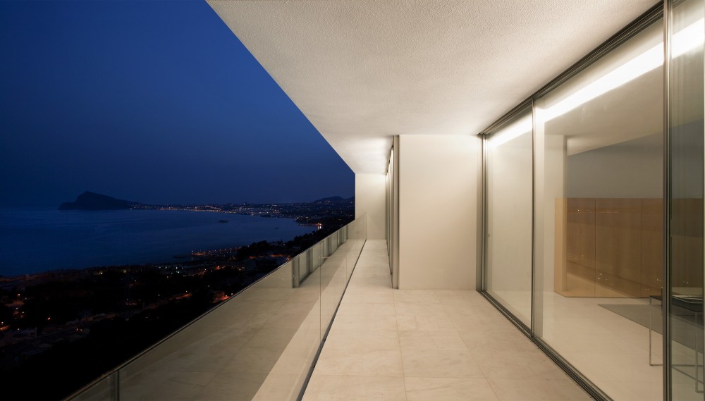 House on the Cliff / Fran Silvestre Arquitectos