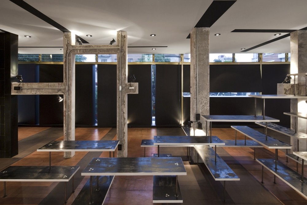 American Apparel Showroom / Emmanuel Picault + Ludwig Godefroy Architects