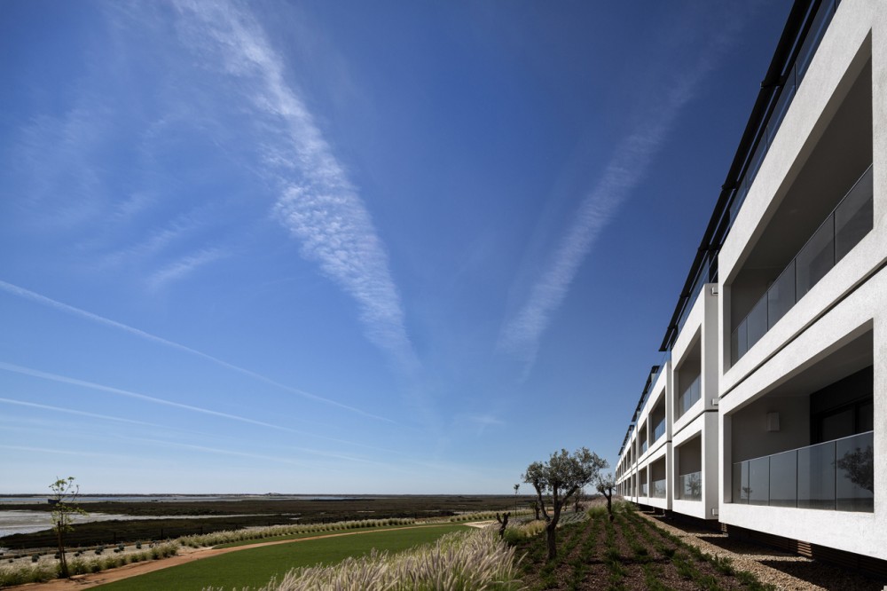 Del Mar Village Condominium / Saraiva + Associados