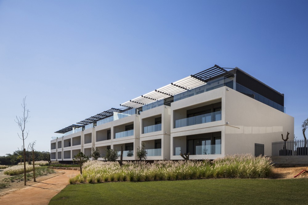 Del Mar Village Condominium / Saraiva + Associados