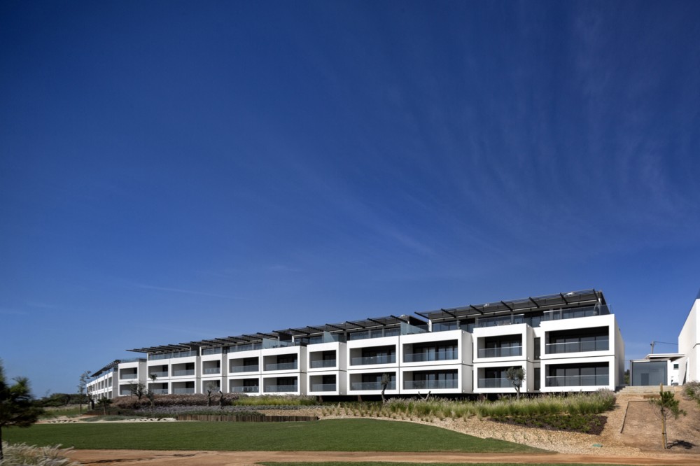 Del Mar Village Condominium / Saraiva + Associados