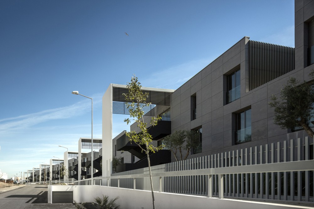Del Mar Village Condominium / Saraiva + Associados