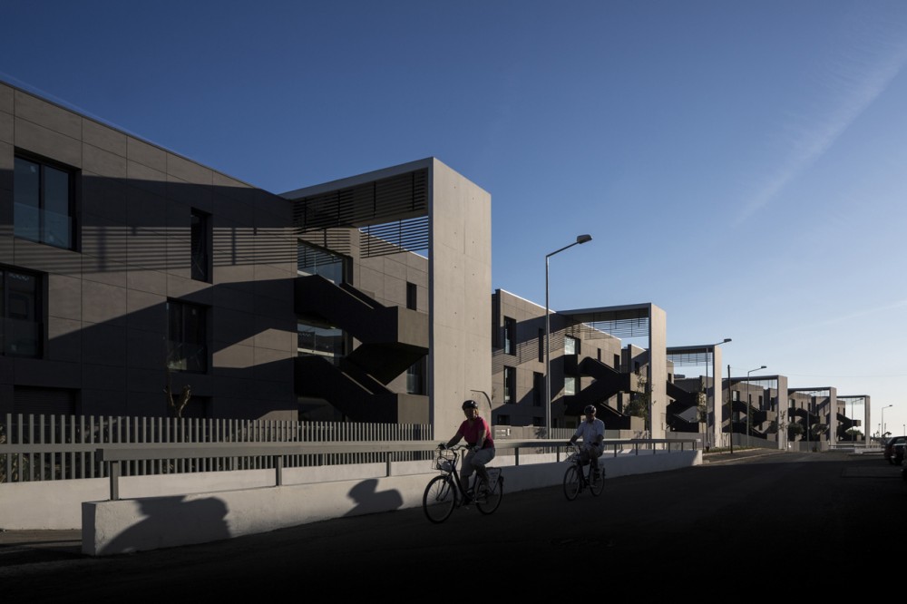 Del Mar Village Condominium / Saraiva + Associados