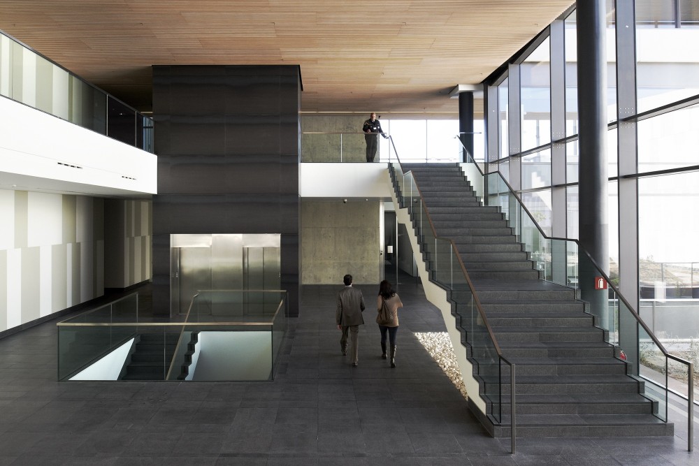 Headquarters Caja de Badajoz / Studio Lamela Architects