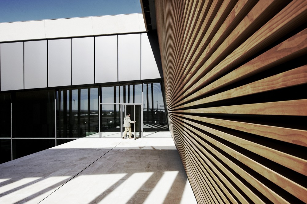 Headquarters Caja de Badajoz / Studio Lamela Architects