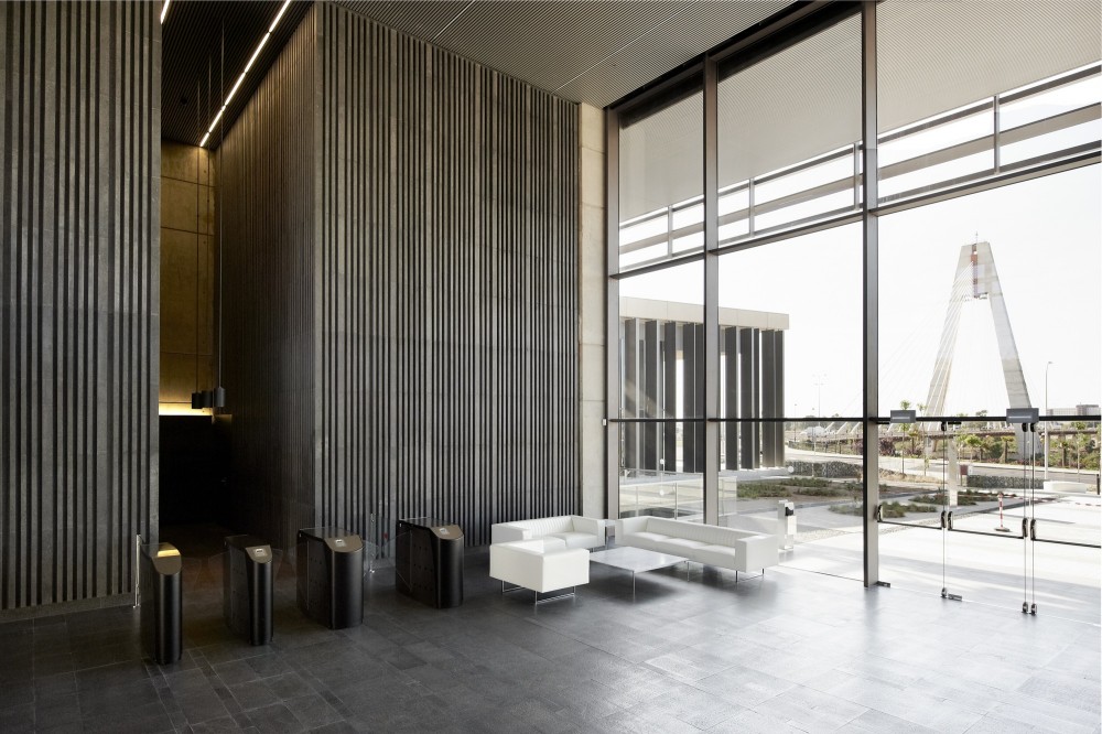 Headquarters Caja de Badajoz / Studio Lamela Architects