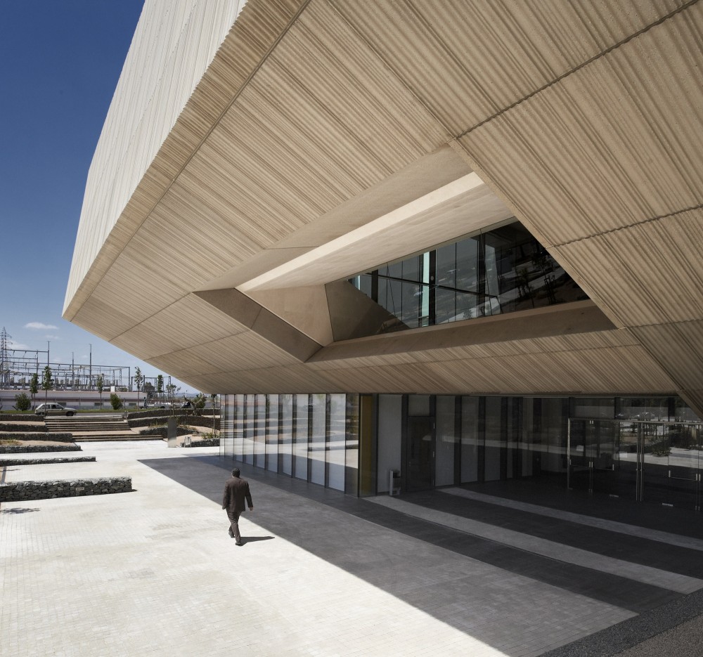 Headquarters Caja de Badajoz / Studio Lamela Architects