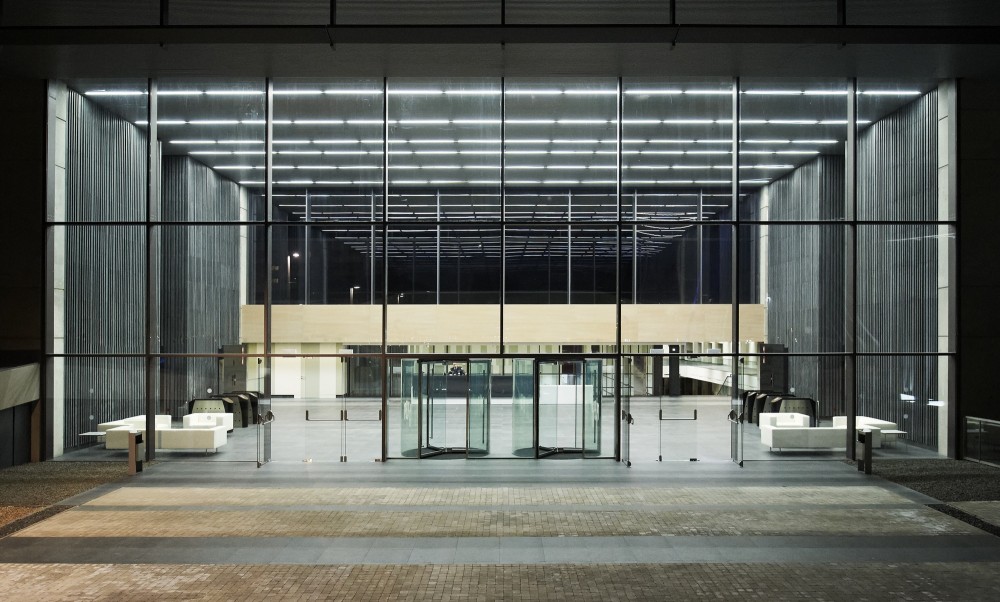 Headquarters Caja de Badajoz / Studio Lamela Architects