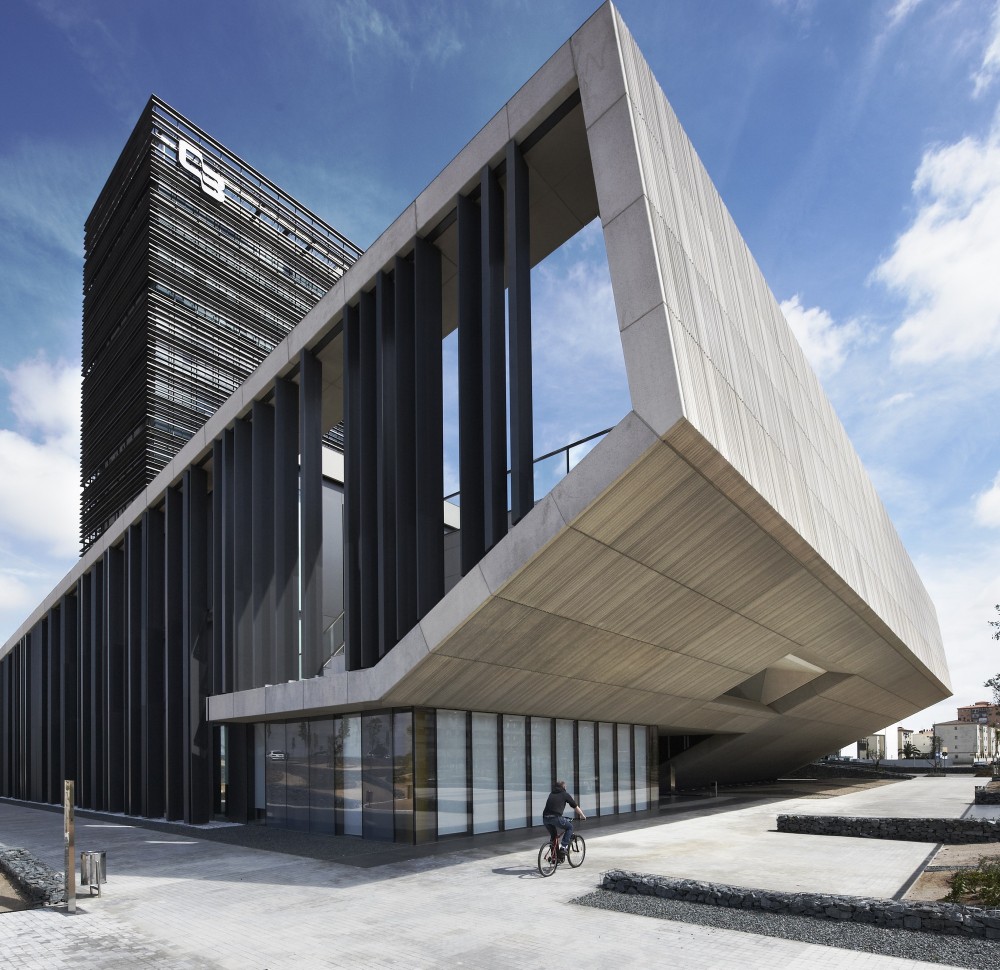 Headquarters Caja de Badajoz / Studio Lamela Architects