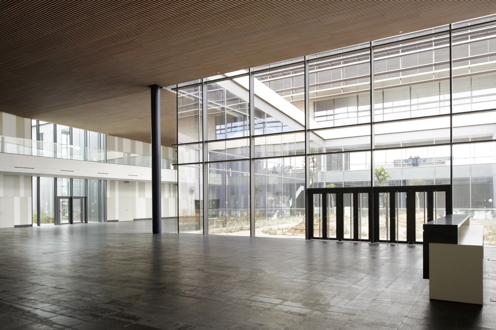 Headquarters Caja de Badajoz / Studio Lamela Architects