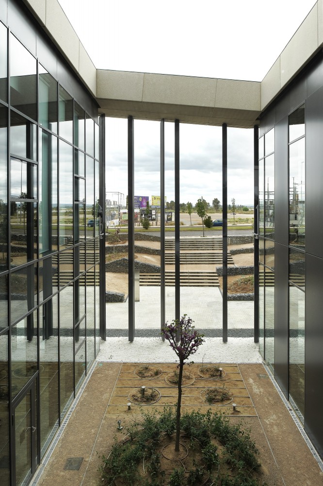 Headquarters Caja de Badajoz / Studio Lamela Architects