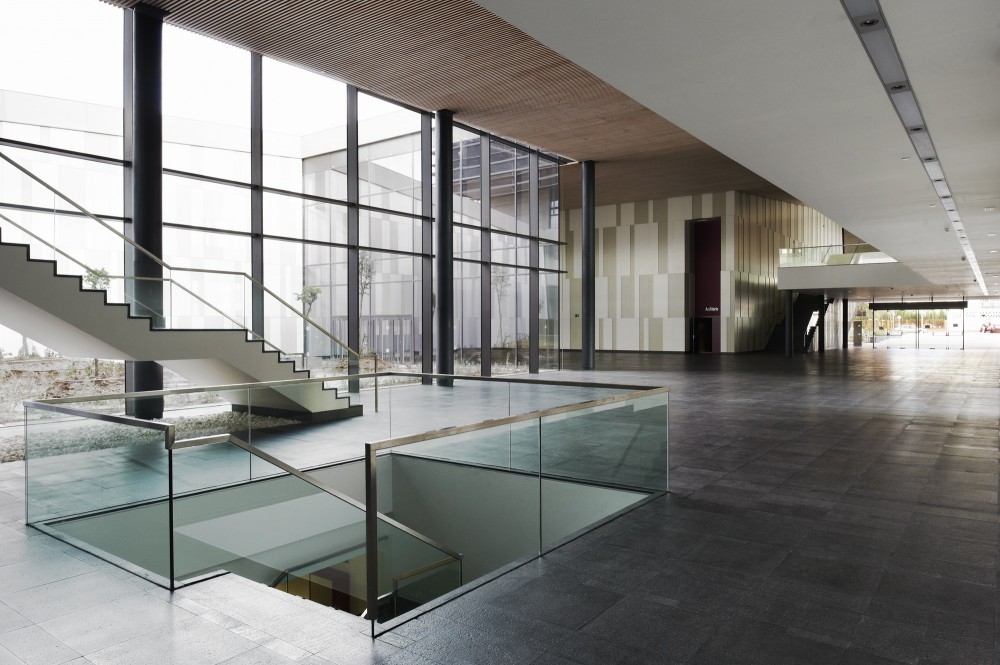 Headquarters Caja de Badajoz / Studio Lamela Architects