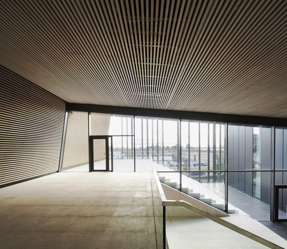 Headquarters Caja de Badajoz / Studio Lamela Architects