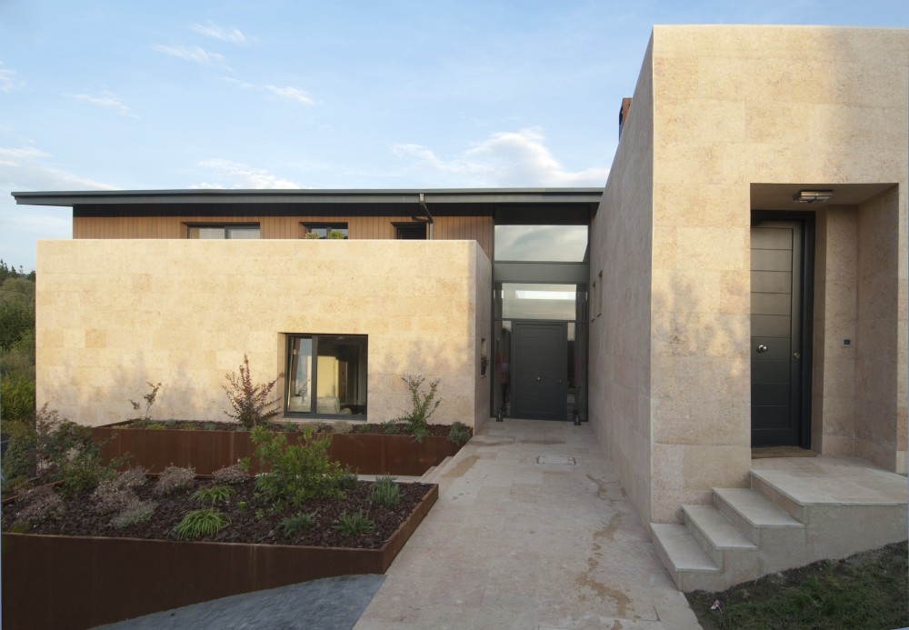 Under The Roof / Foraster Arquitectos