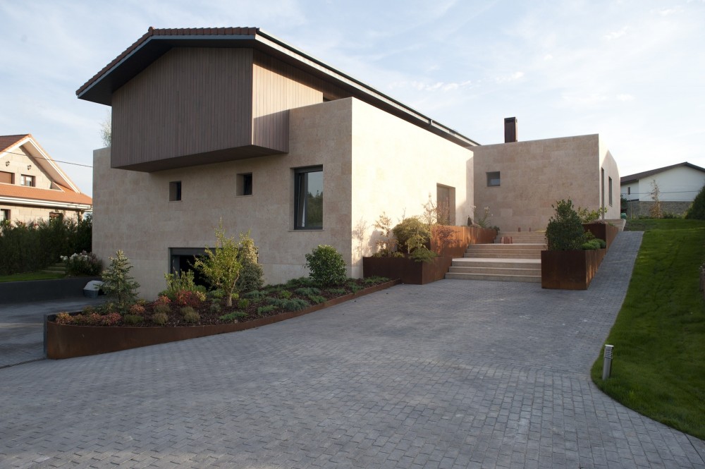 Under The Roof / Foraster Arquitectos