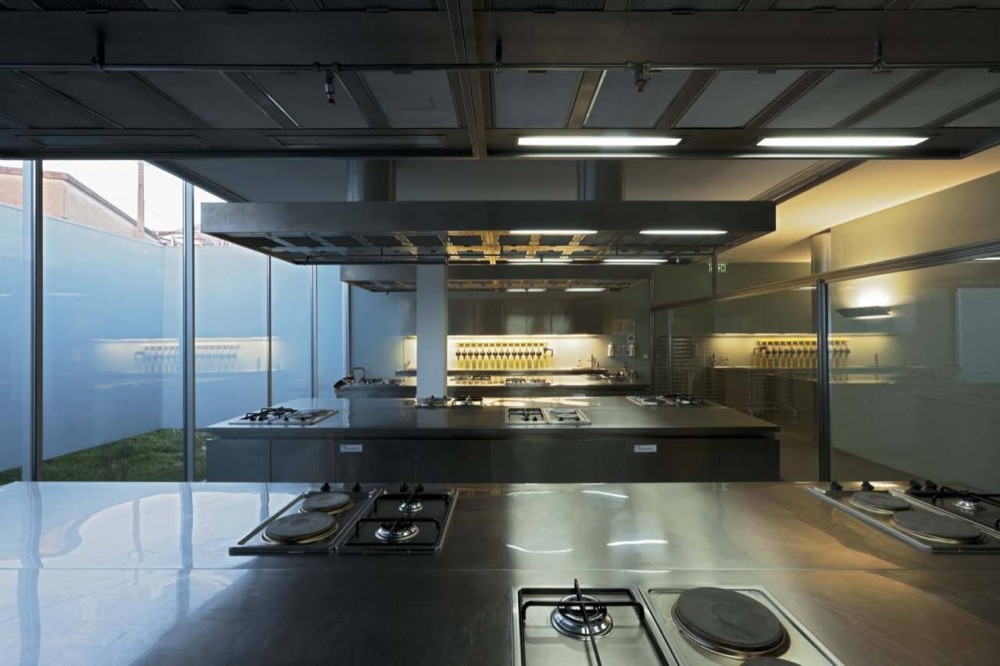 Hotel & Catering School / Eduardo Souto de Moura + Graca Correia