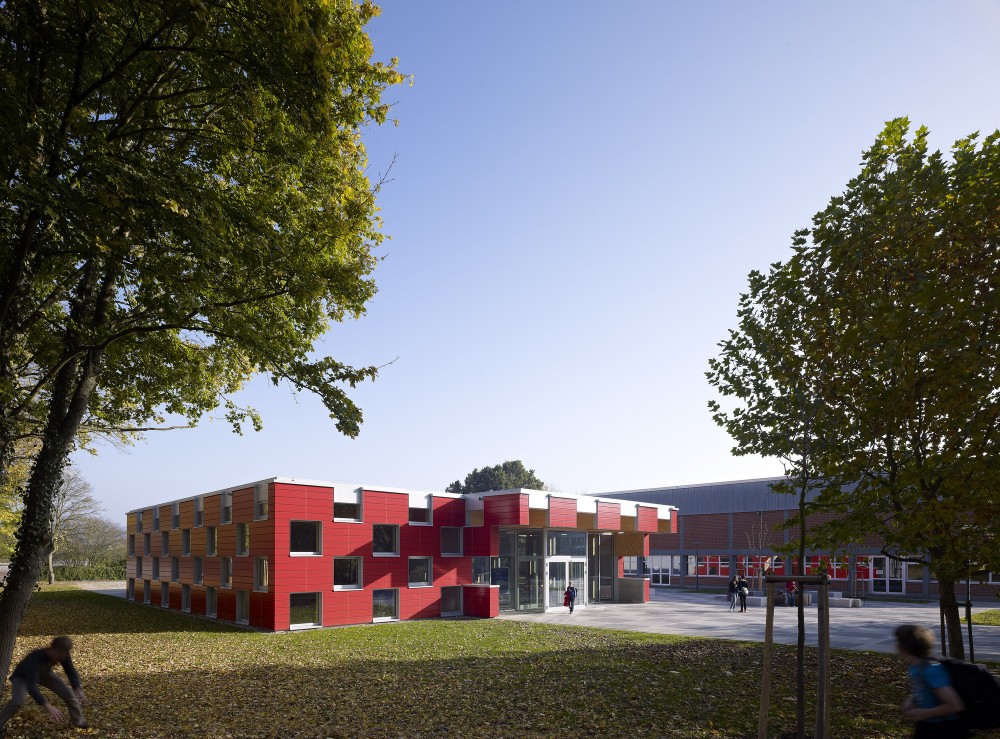 Salmtal Secondary School Canteen / SpreierTrenner Architekten