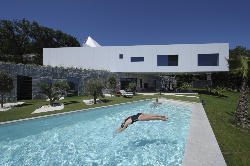 Nest & Cave House / Idis Turato