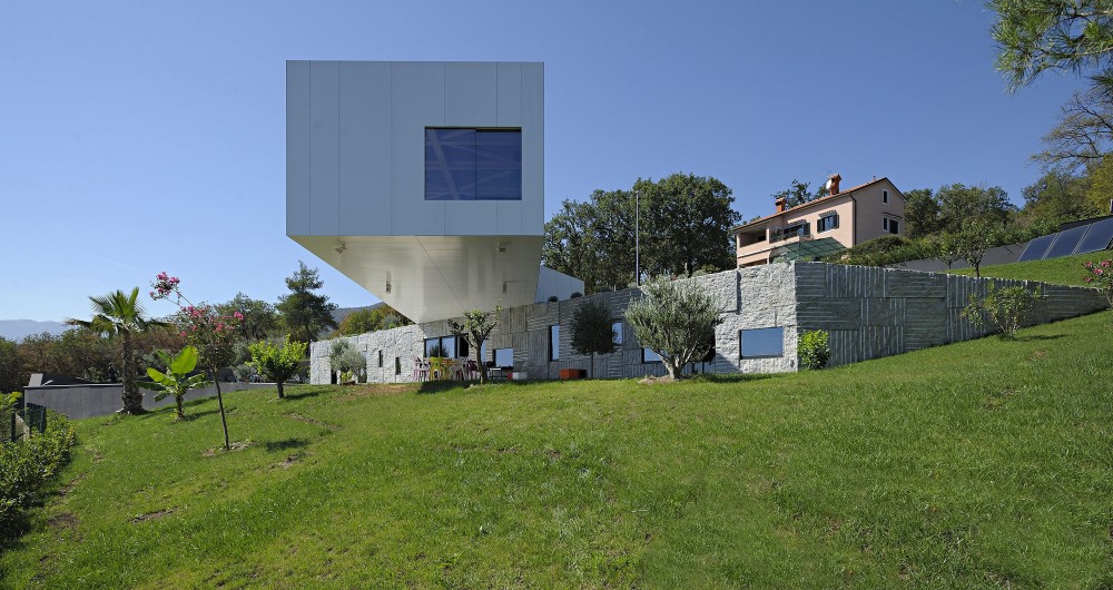 Nest & Cave House / Idis Turato