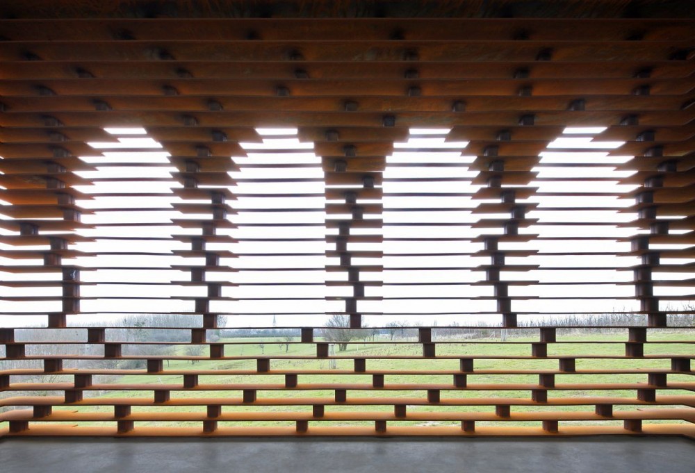 Reading Between the Lines / Gijs Van Vaerenbergh