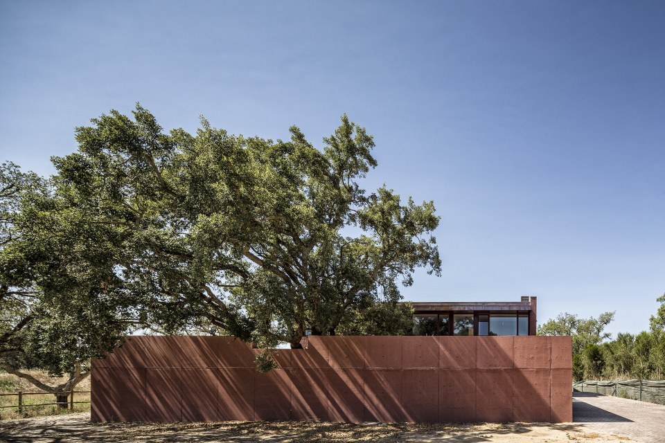 Three Courtyards House / Miguel Marcelino
