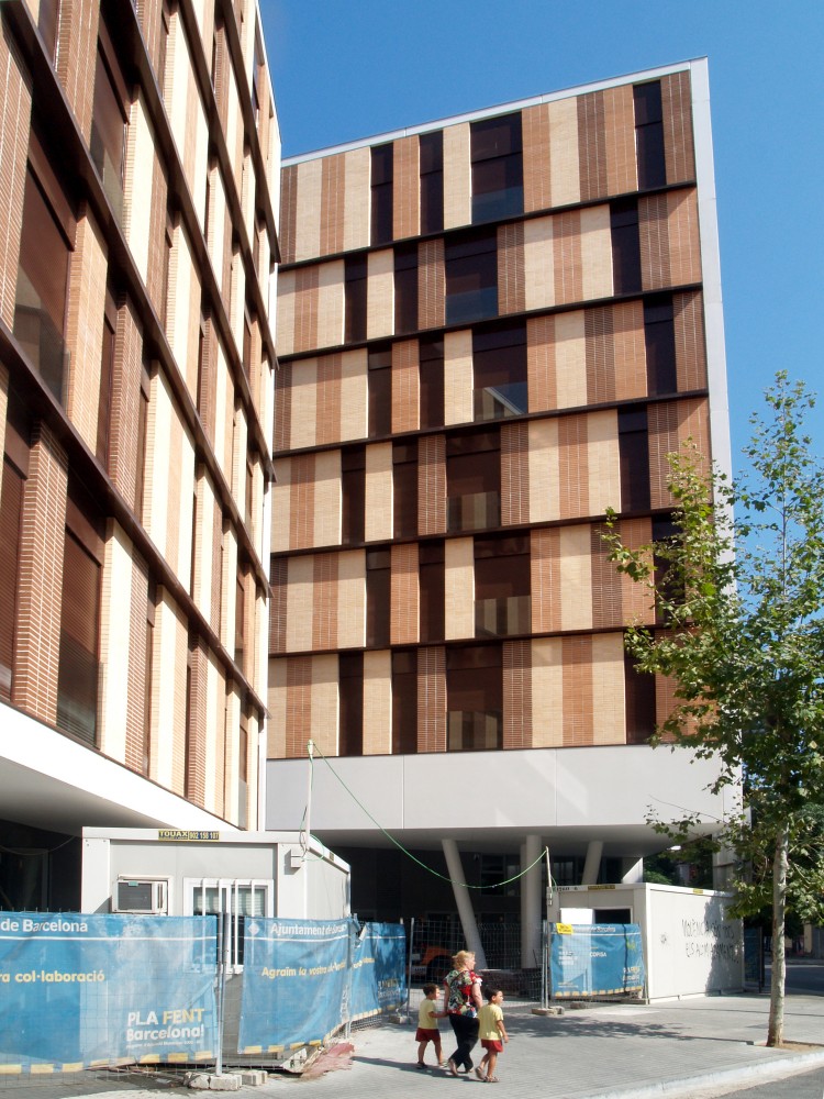 154 Rental Social Housing and Public Building for the Barcelona Municipal Housing / ONL Arquitectura