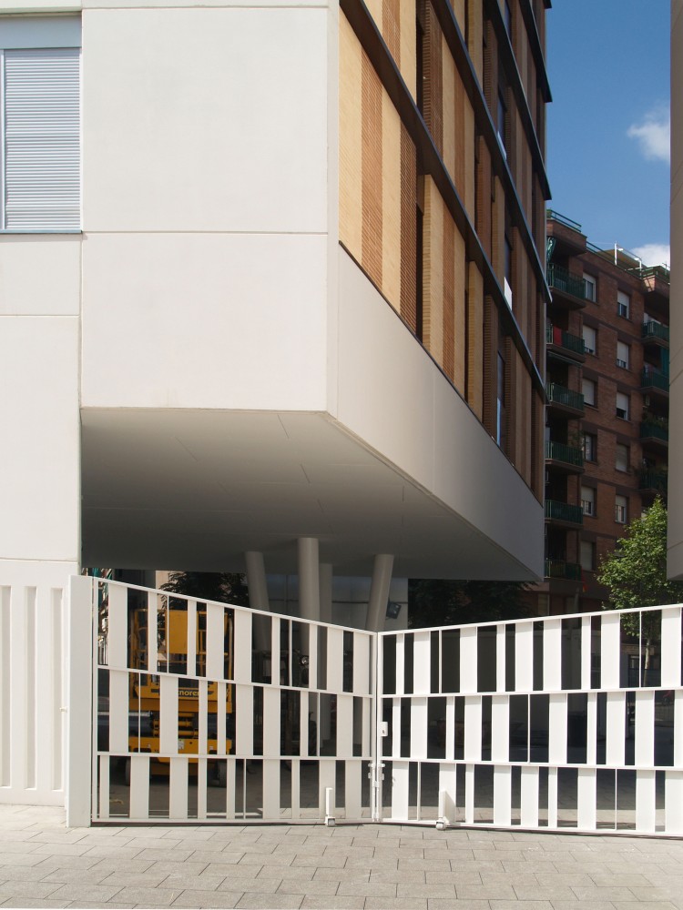 154 Rental Social Housing and Public Building for the Barcelona Municipal Housing / ONL Arquitectura