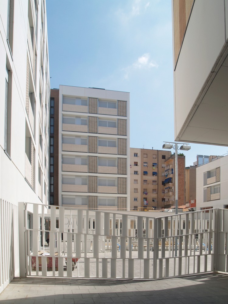154 Rental Social Housing and Public Building for the Barcelona Municipal Housing / ONL Arquitectura