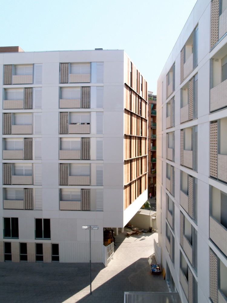 154 Rental Social Housing and Public Building for the Barcelona Municipal Housing / ONL Arquitectura