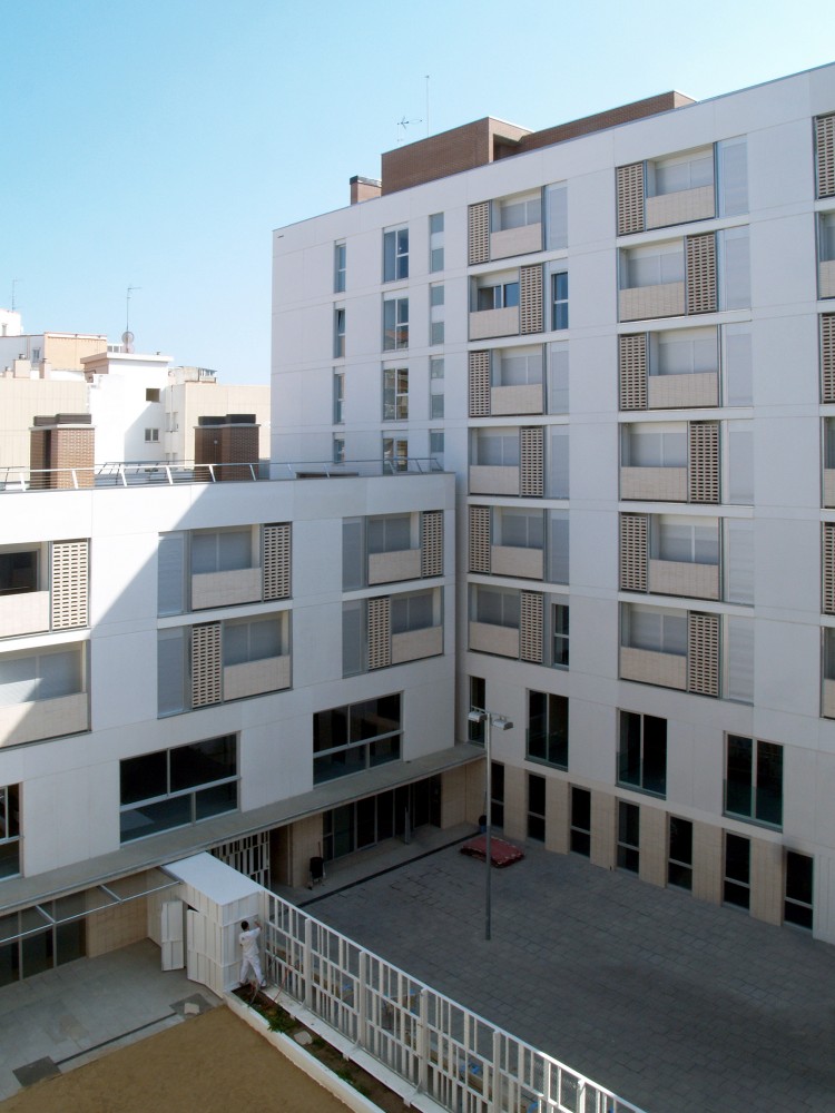 154 Rental Social Housing and Public Building for the Barcelona Municipal Housing / ONL Arquitectura