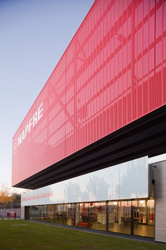Mapfre Automovile Services Centre / Beriot, Bernardini Arquitectos