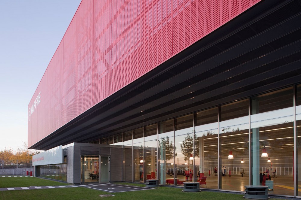 Mapfre Automovile Services Centre / Beriot, Bernardini Arquitectos