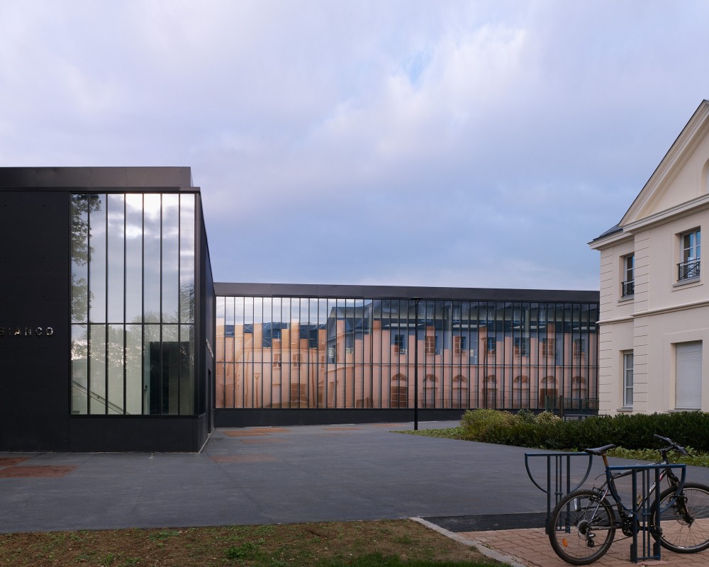 Gymnasium and Town Hall Esplanade / LAN Architecture