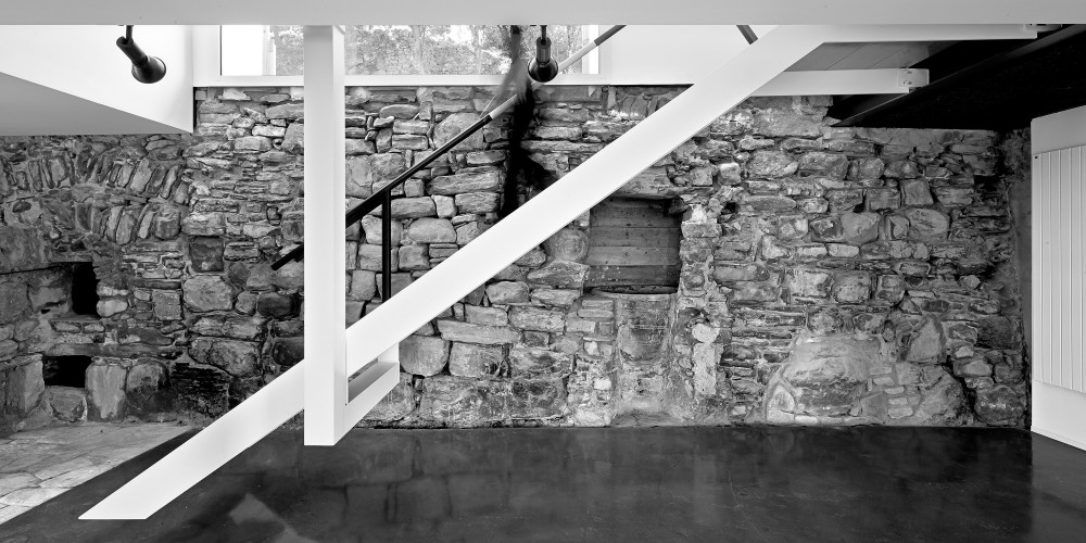 Reconstruction of an Old Rural Mansion / Josep Lluís Mateo
