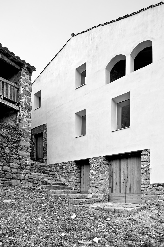 Reconstruction of an Old Rural Mansion / Josep Lluís Mateo