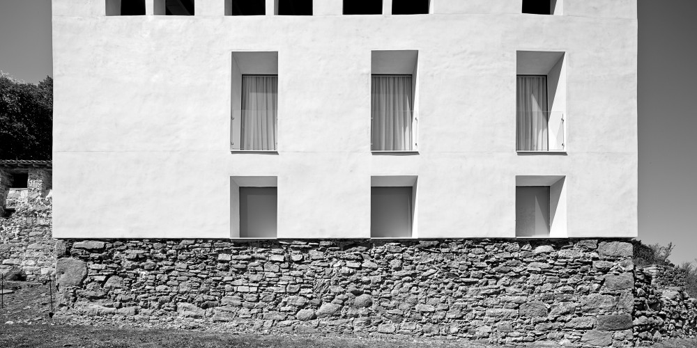 Reconstruction of an Old Rural Mansion / Josep Lluís Mateo
