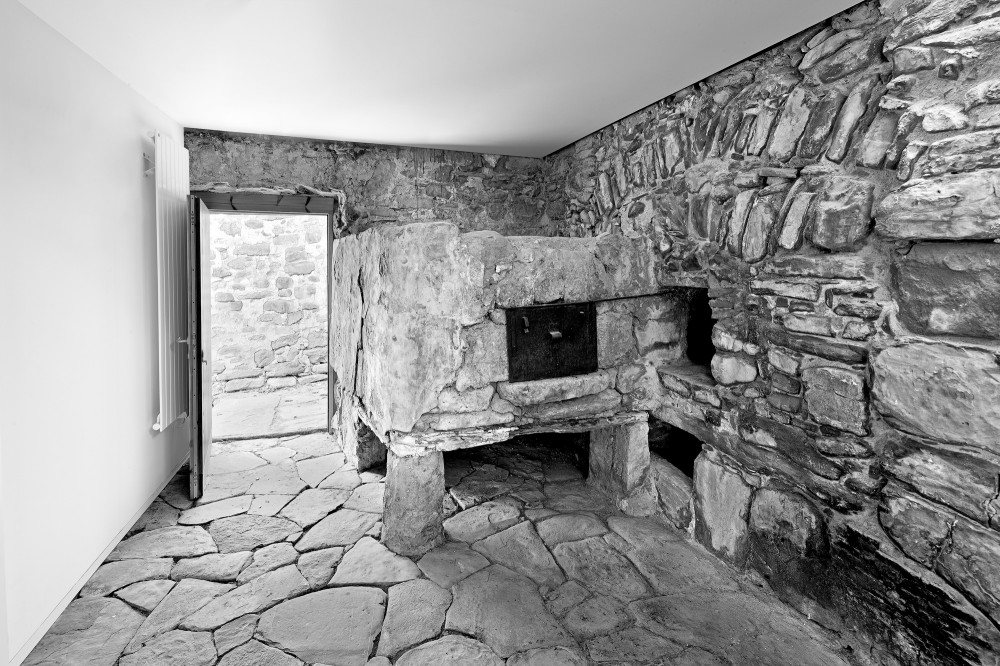 Reconstruction of an Old Rural Mansion / Josep Lluís Mateo
