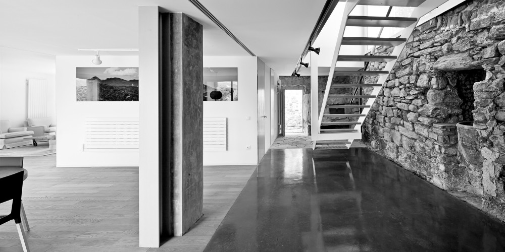 Reconstruction of an Old Rural Mansion / Josep Lluís Mateo