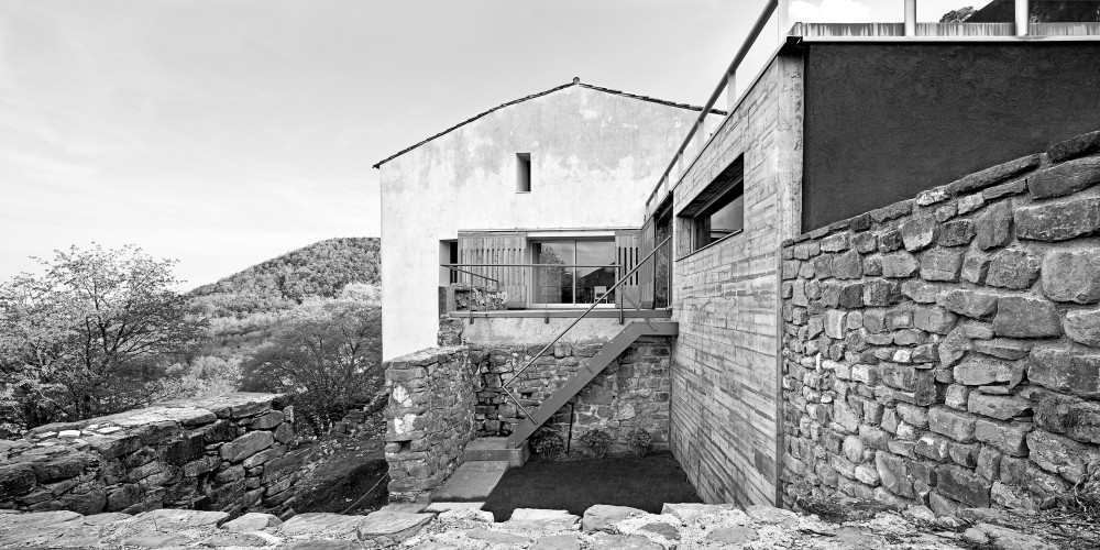 Reconstruction of an Old Rural Mansion / Josep Lluís Mateo