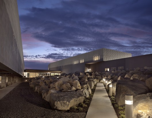 U.S. Commercial Port of Entry & Border Station / Robert Siegel Architects; Photograph © Paul Warchol
