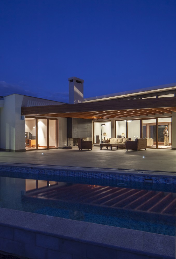 NR2 House / Roberto Burneo Arquitectos